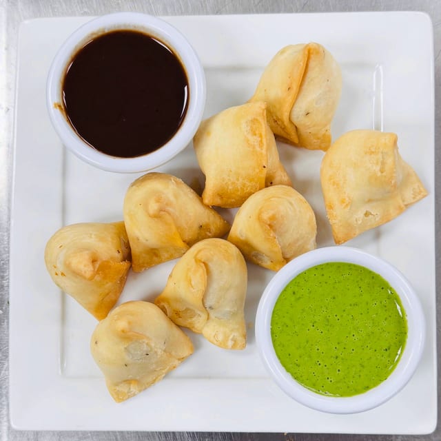 Cocktail Veg Samosa (8 pcs).